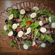 Теплый салат с куриной печенью и шампиньонами