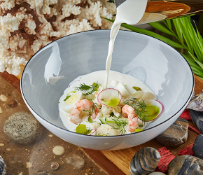 Фотография рецепта Белая окрошка с морепродуктами, копченой треской и овощами