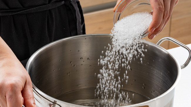 Фото шага рецепта Курица в духовке с пряным маслом 175372 шаг 2