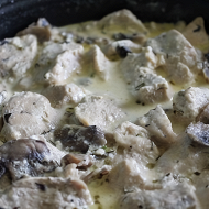 Курица с овощами в сметанном соусе