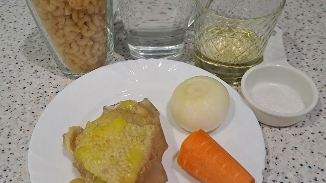 Фото шага рецепта Макароны на сковороде с куриным мясом 189961 шаг 1