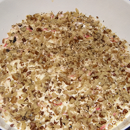 Слоеный салат с грецкими орехами, яблоками и курицей