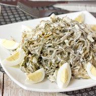 Салат из морской капусты с яйцами