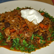 Тушёная капуста с курицей и грибами