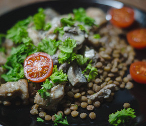 Фотография рецепта Чечевица с курицей и грибами, тушеными в сливках