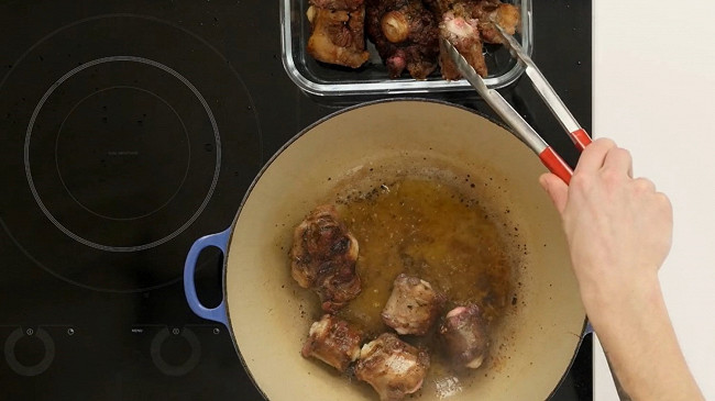 Фото шага рецепта Итальянское мясное рагу кода алла ваччинара 124972 шаг 2