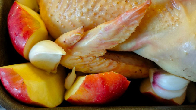 Фото шага рецепта Домашняя курица запеченная с яблоками и гарниром из зеленой фасоли 189448 шаг 6