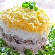 Слоеный салат с копченой курицей и грибами