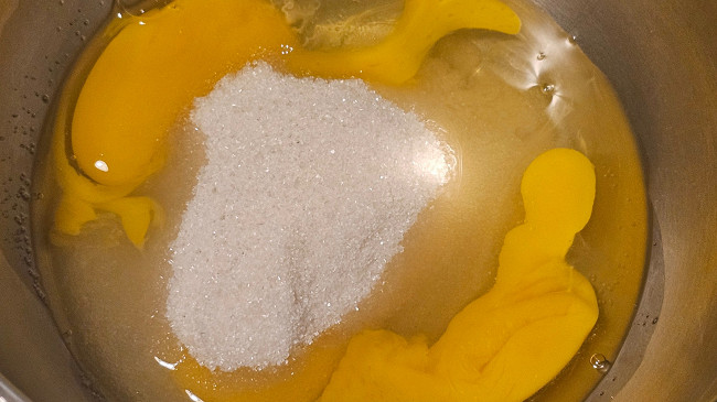 Фото шага рецепта Заливной пирог с ежевикой 191538 шаг 1