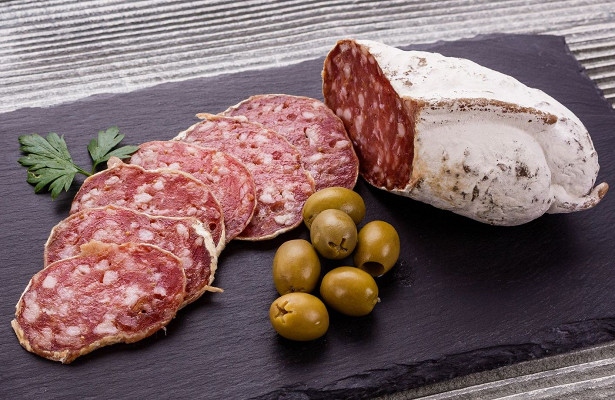 Почему сыровяленая колбаса самая безопасная