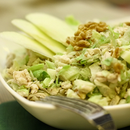 Легкий салат с куриной грудкой и сельдереем