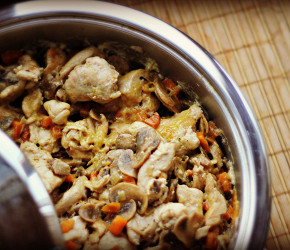 Фотография рецепта Курица с грибами в соусе из феты