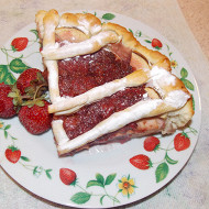 Клубничный пирог с яблоком