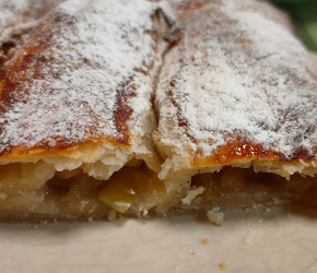Фотография рецепта Рулет с яблоком и корицей