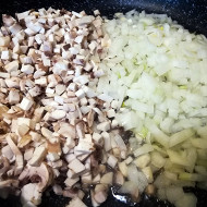 Курица, фаршированная спагетти и грибами