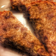 Бананово-яблочный пирог с орехами и изюмом