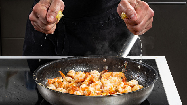 Фото шага рецепта Креветки с чесноком 192181 шаг 8