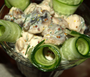 Фотография рецепта Коктейль из куриной грудки, шампиньонов и огурцов