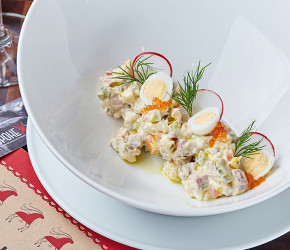 Фотография рецепта Оливье с говяжьим языком и соусом тоннато