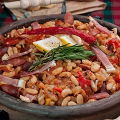 Фотография рецепта Фасоль в деревенском стиле с колбасками и овощами автор Наталия Хижняк