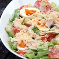 Фотография рецепта Свежий зеленый салат с курицей, овощами и сыром автор Виктория Войтенко