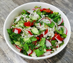 Фотография рецепта Салат из квашеной капусты и сезонных овощей