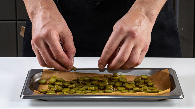 Фото шага рецепта Коктейль с вином и маринованными огурцами 192635 шаг 3