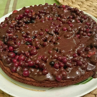 Шоколадный торт с клубникой
