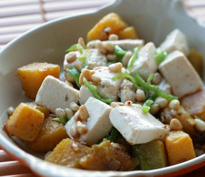 Фотография рецепта Тушеная тыква с кедровыми орешками и сыром тофу
