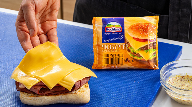 Фото шага рецепта Сэндвич с пастрами, сыром и маринованным луком 188034 шаг 7