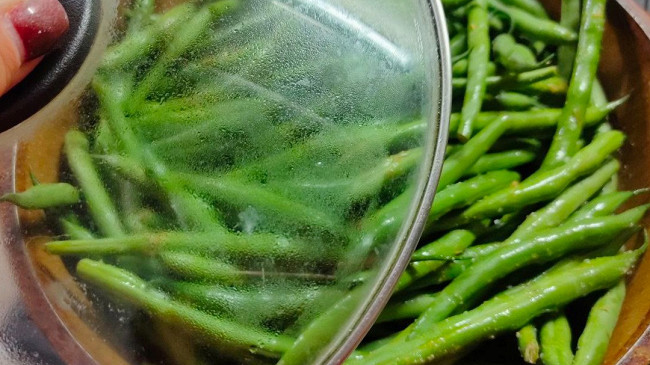 Фото шага рецепта Домашняя курица запеченная с яблоками и гарниром из зеленой фасоли 189448 шаг 13