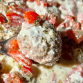 Фотография рецепта Тефтели из говяжье-куриного фарша тушеные с помидорами и чесноком в сметанном соусе автор Алёна Казавчинская
