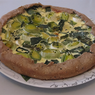 Открытый пирог с сыром и луком-пореем