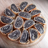 Слоеный рулет с маковой начинкой