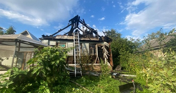 Женщина спаслась из горящей дачи в Вологде