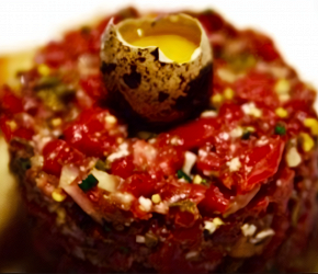Фотография рецепта Тартар из говядины с анчоусами и корнишонами