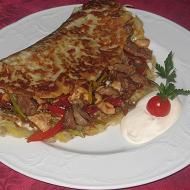 Картофельная лепешка с мясом и овощами