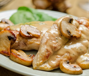 Фотография рецепта Курица под сырно-грибным соусом
