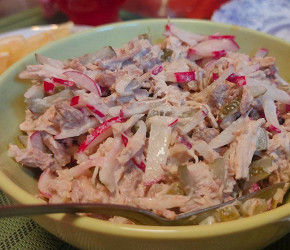 Фотография рецепта Салат из говядины и курицы с редисом и солеными огурцами