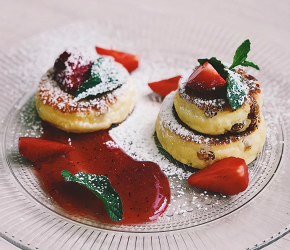 Фотография рецепта Сырники с клубничным соусом