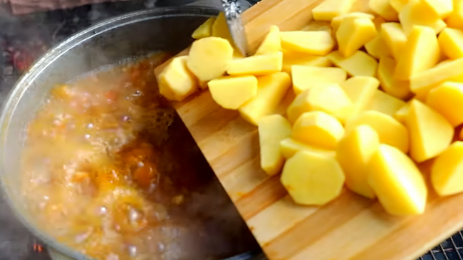 Фото шага рецепта Мясной суп с тыквой на костре 151528 шаг 8