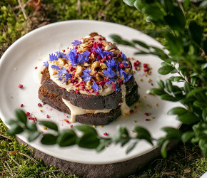 Фотография рецепта Финиковый пирог с ряженкой и малиной