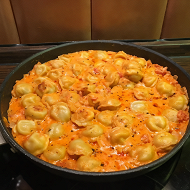 Тушеные пельмени с луком, томатами, сметаной и вустерширским соусом