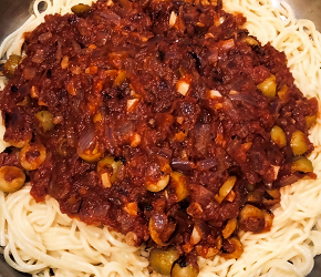 Фотография рецепта Паста арабьята с колбасой и оливками