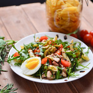 Холодный салат с пастой пенне и курицей