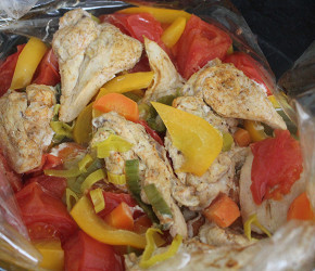 Фотография рецепта Запеченная, диетическая, сочная куриная грудка с овощами