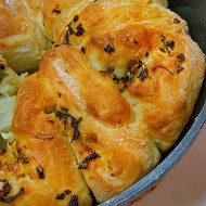 Пикантный хлеб с чесноком, луком и зеленью