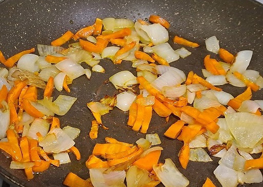 Фото шага рецепта Паштет из куриной печени с яблоками на сковороде 190605 шаг 4