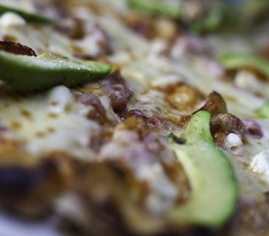 Рецепт Пицца с авокадо, ветчиной и сыром