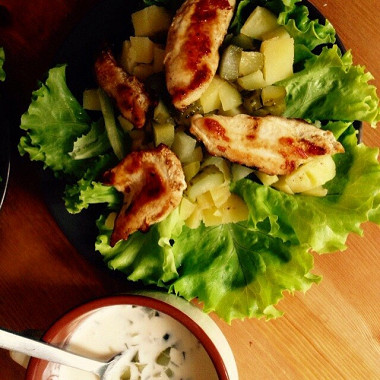 Рецепт Теплый салат с курицей и соусом из корнишонов